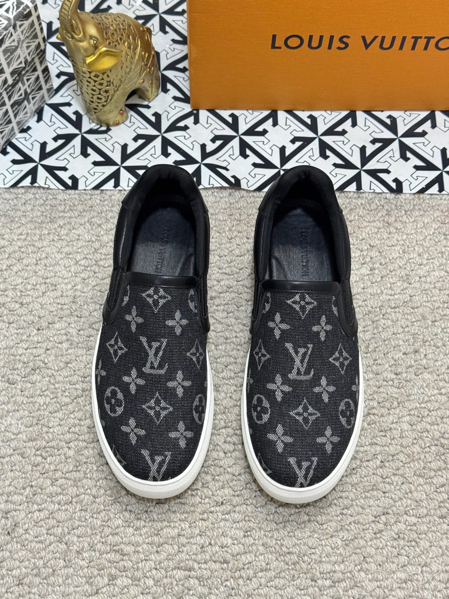 Men's shoes 💰380 [New style] 🌂🌂Top original order - Louis Vuitton®️ Trendy and fashionable yet low-key men's casual shoes, uppers made of LV special canvas presbyopia, comfortable and breathable, mesh lining, original rubber outsole, 2 colors optional ~ a must-have for stylish men. Size: 38-44 (45 customized